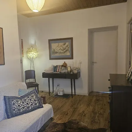 Marina Lounge 蓬塔德尔加达